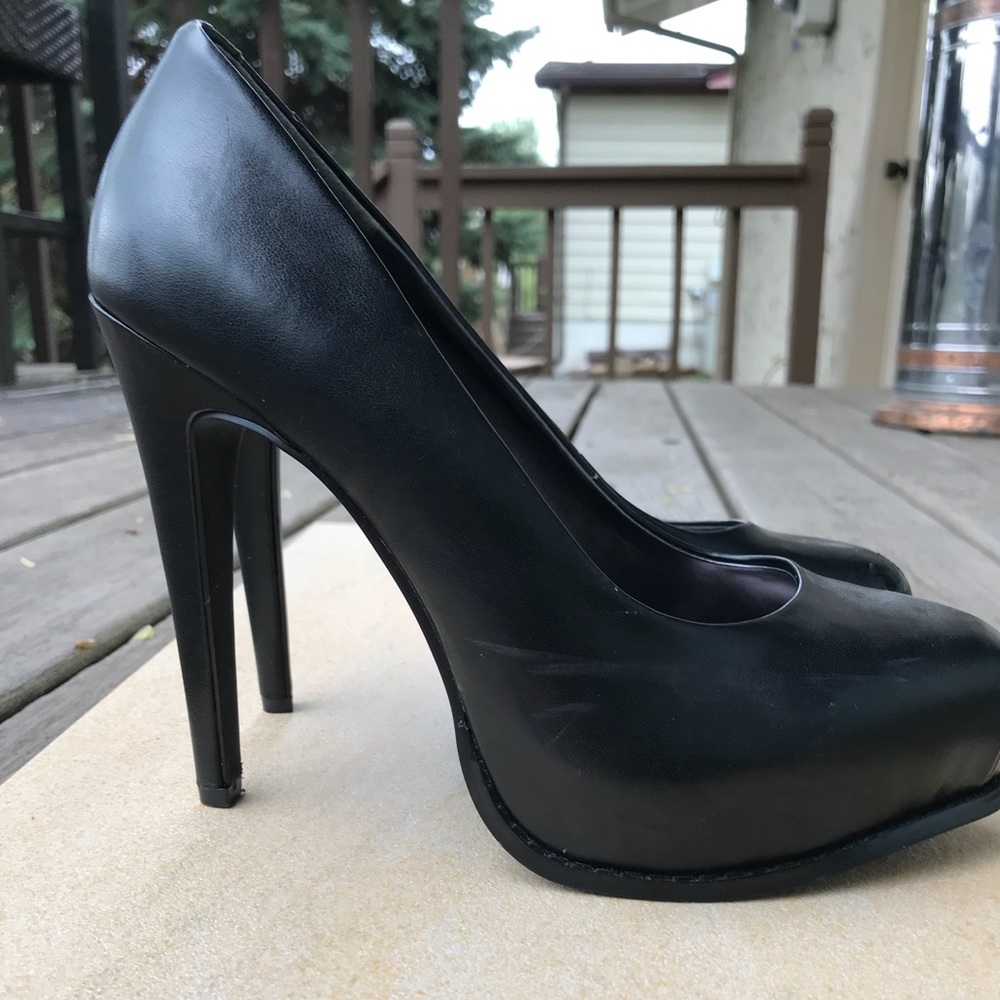 Simply Vera Wang 5” black platform heels